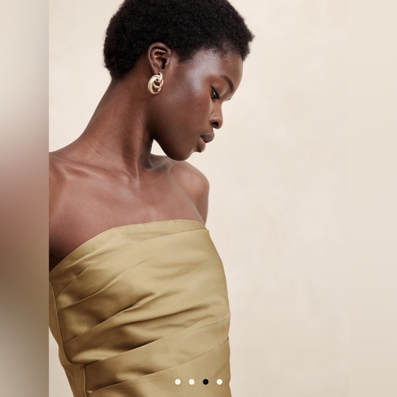 NWT. Size 6. Banana Republic Tan Satin Cropped Top. Straps included. - Picture 4 of 8